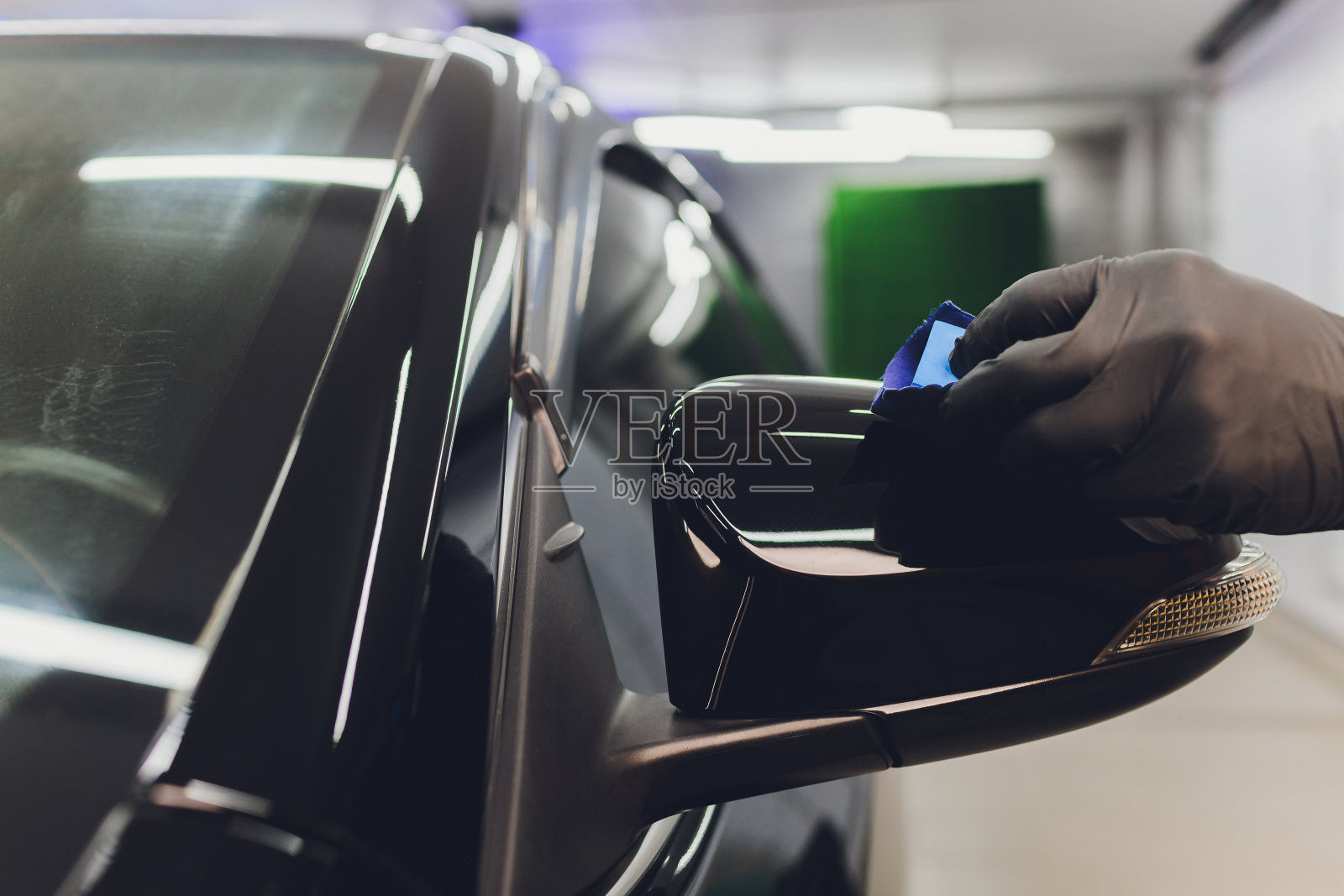 汽车装饰-曼为汽车应用纳米保护涂层。有选择性的重点。照片摄影图片