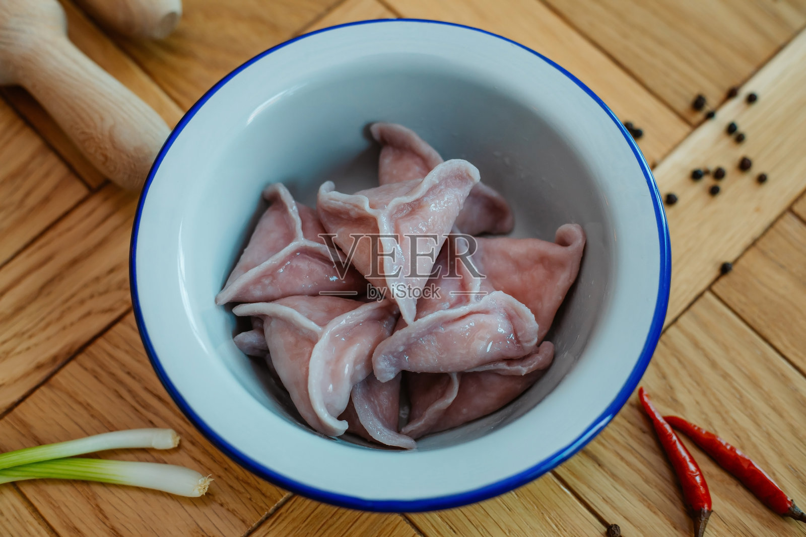 五颜六色的饺子是东方的传统美食。照片摄影图片