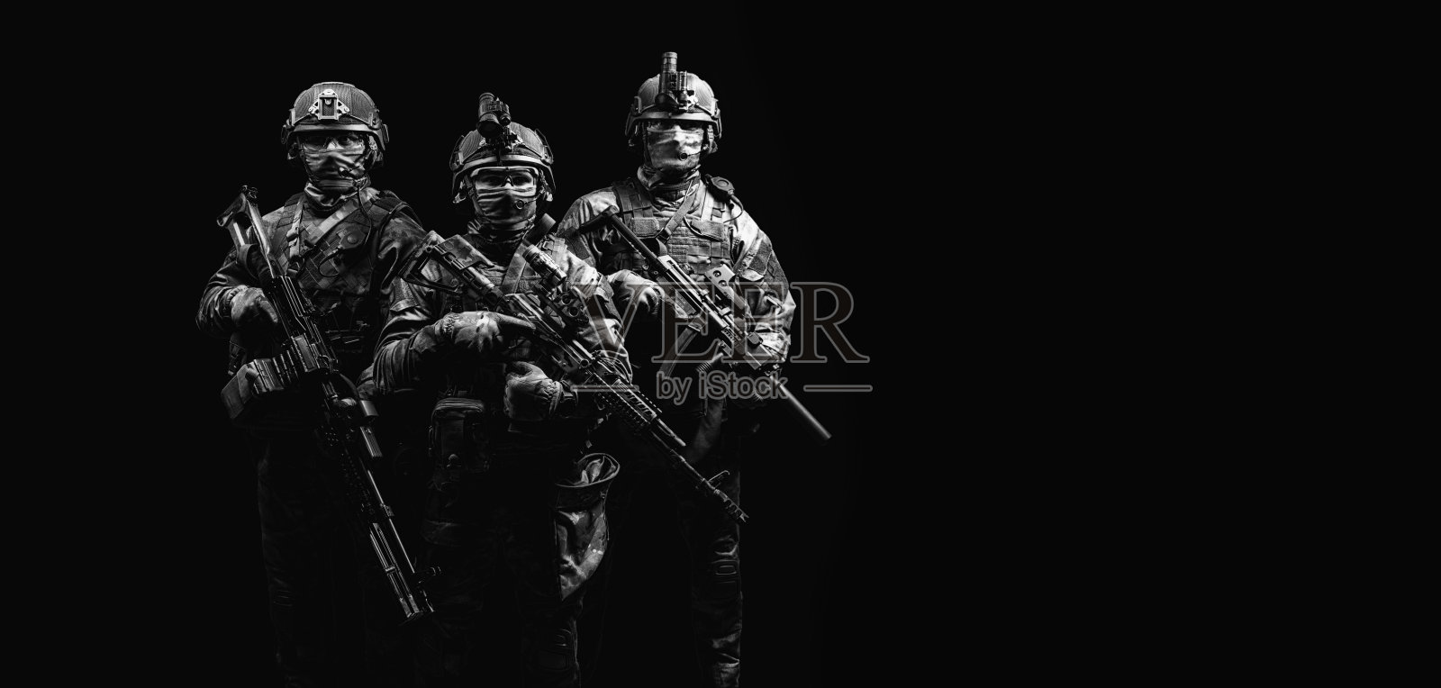 三名持武器的士兵照片摄影图片