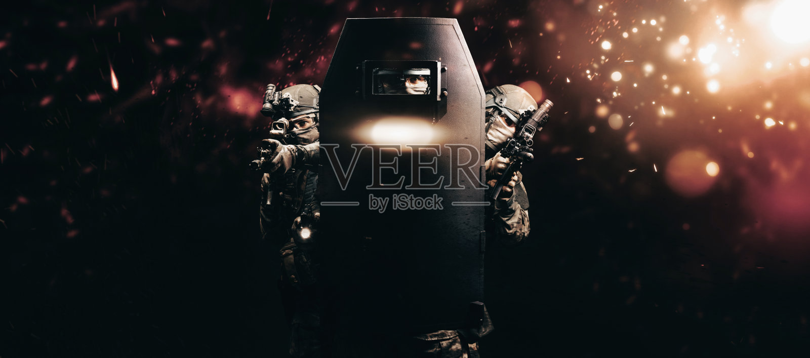 特种部队战士群像：防弹盾牌后的战争背景，反恐概念照片摄影图片