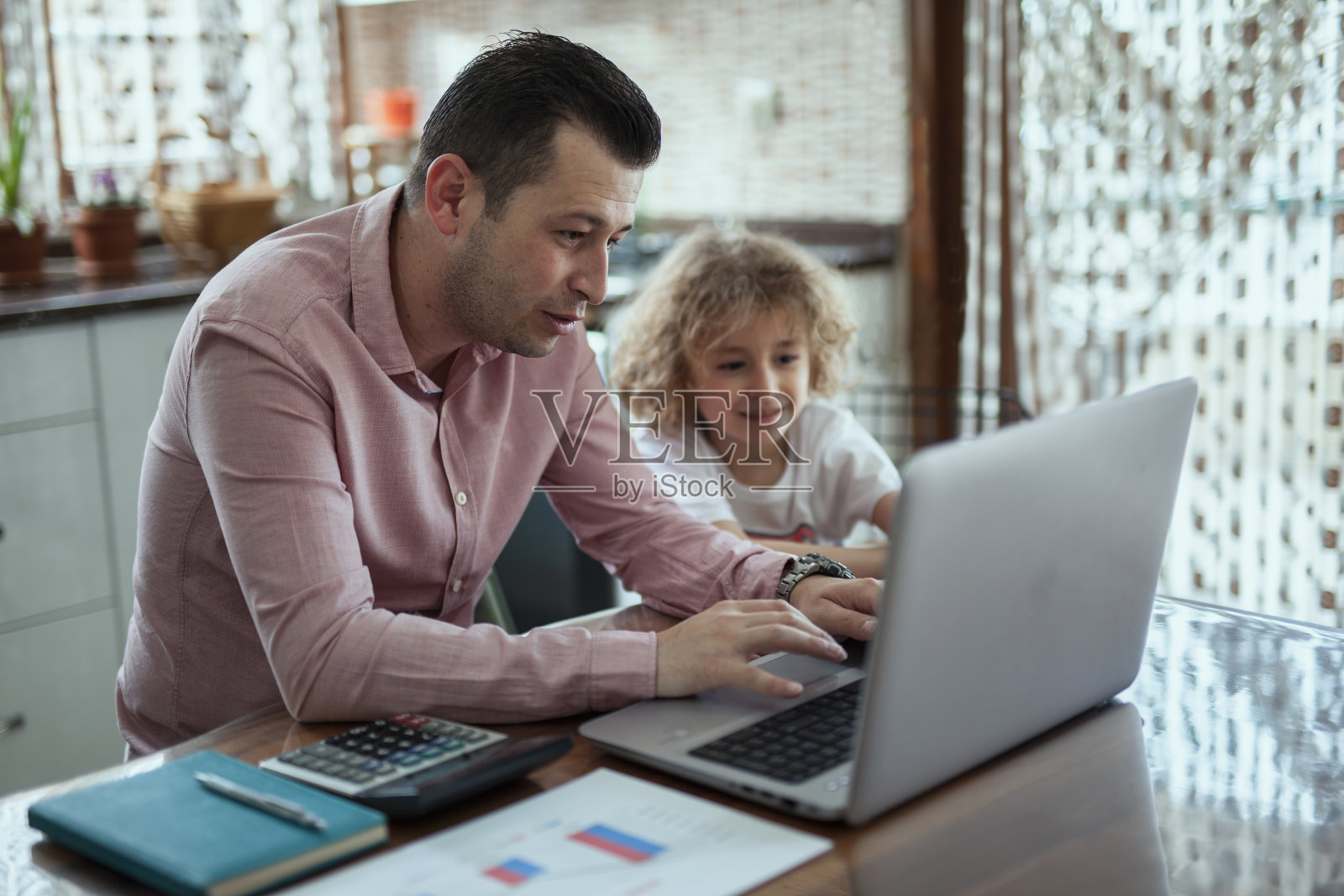父亲和儿子在家里工作照片摄影图片