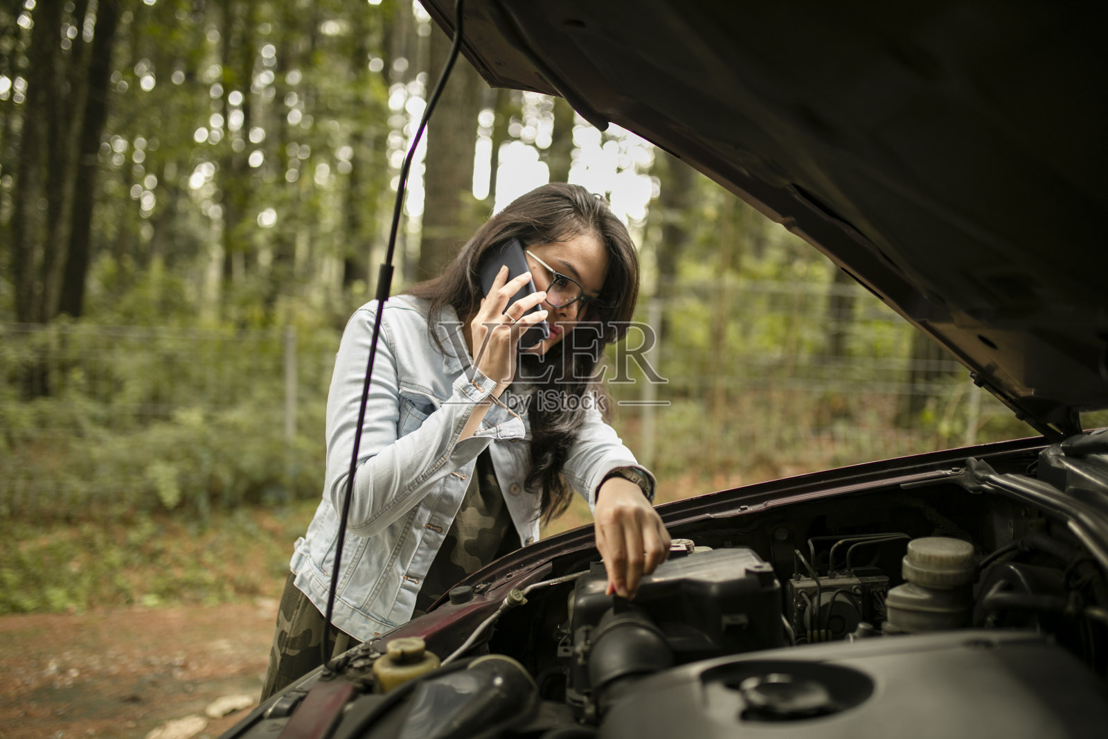 亚洲女人正在呼叫紧急服务照片摄影图片