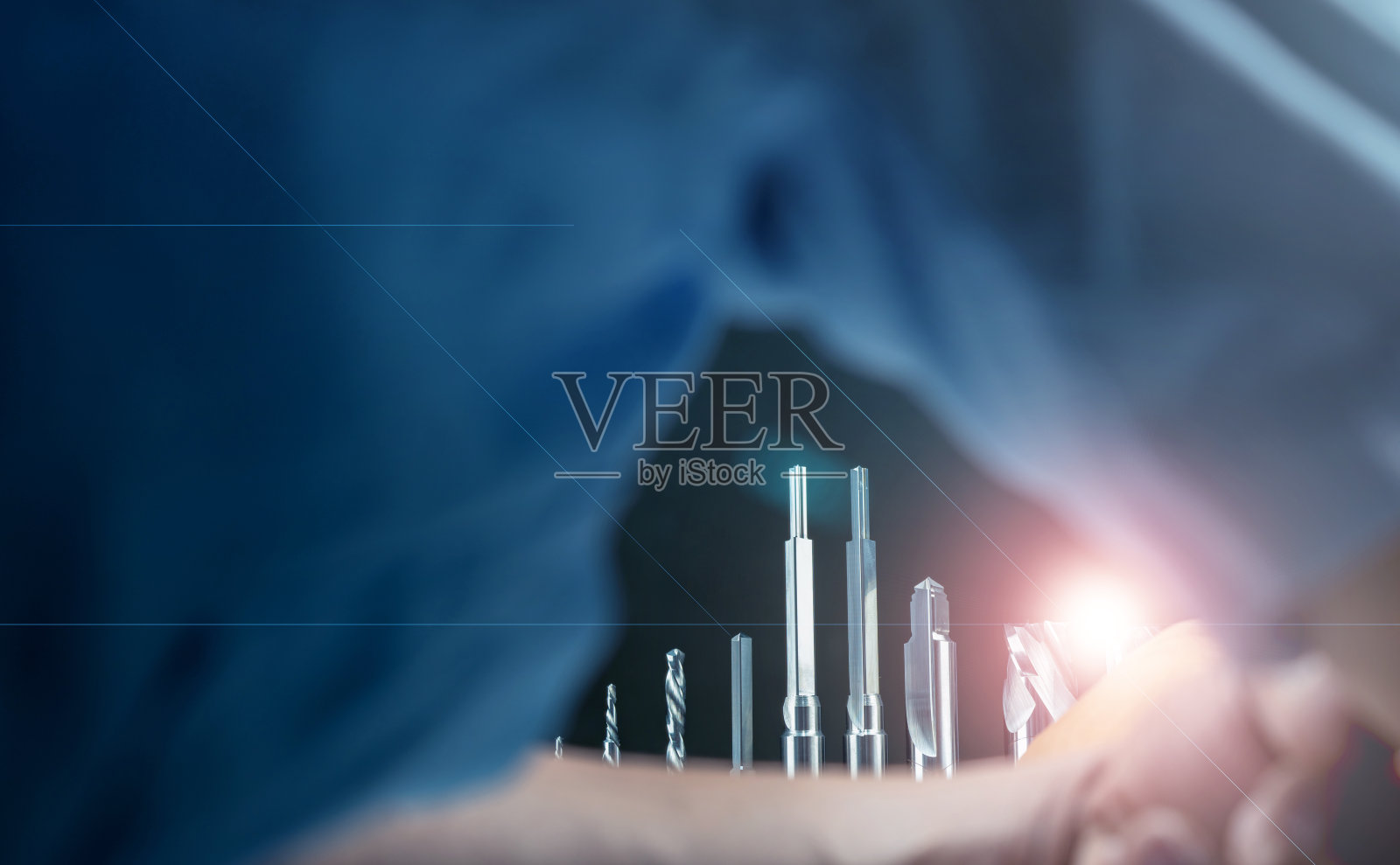 特殊工具。工业用硬质合金刀具。定制特殊工具。涂层阶梯钻和铰刀。从工程师腋窝之间的空间看高速钢硬质合金。照片摄影图片