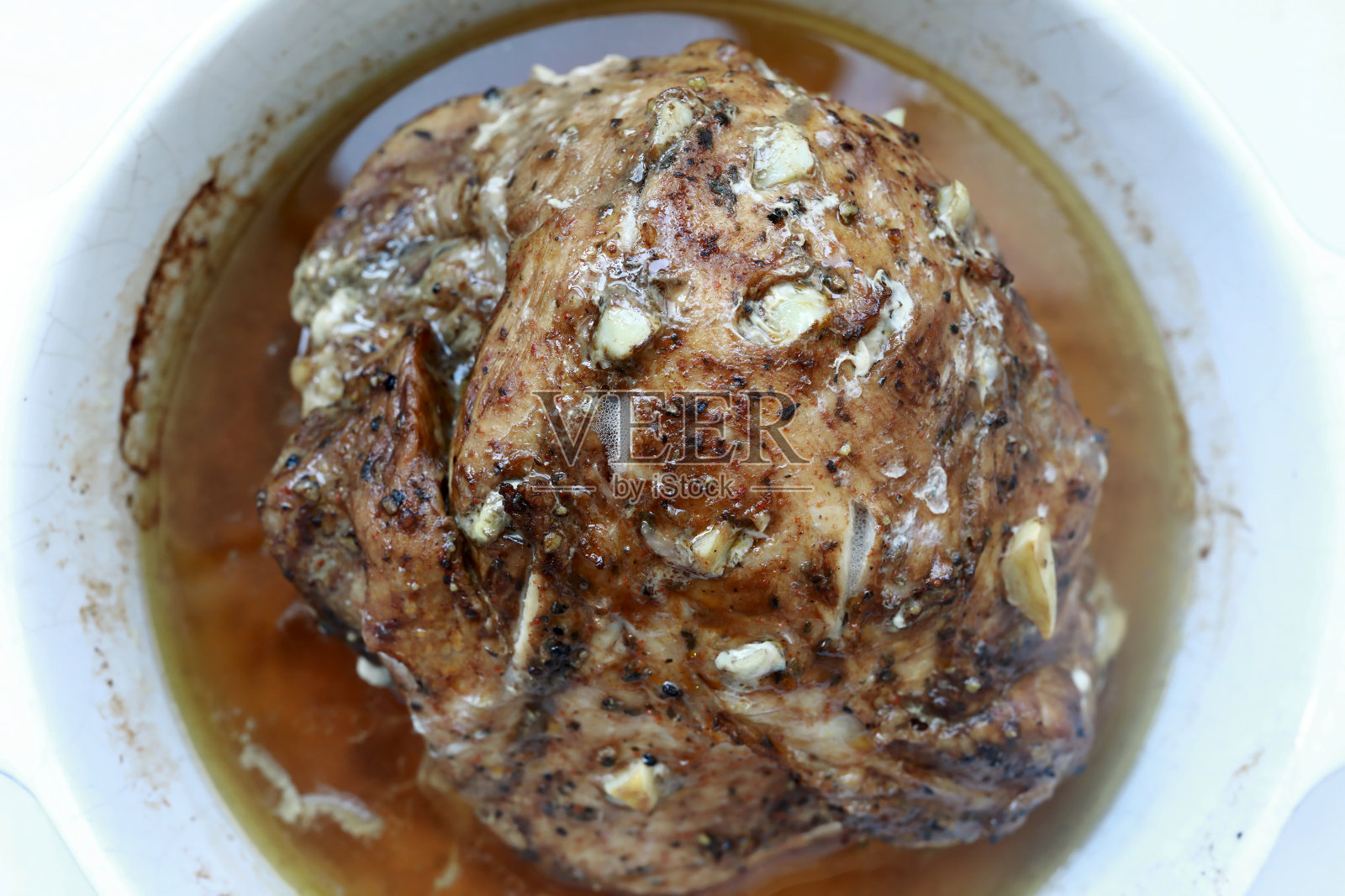 观看烤制的猪肉火腿片照片摄影图片