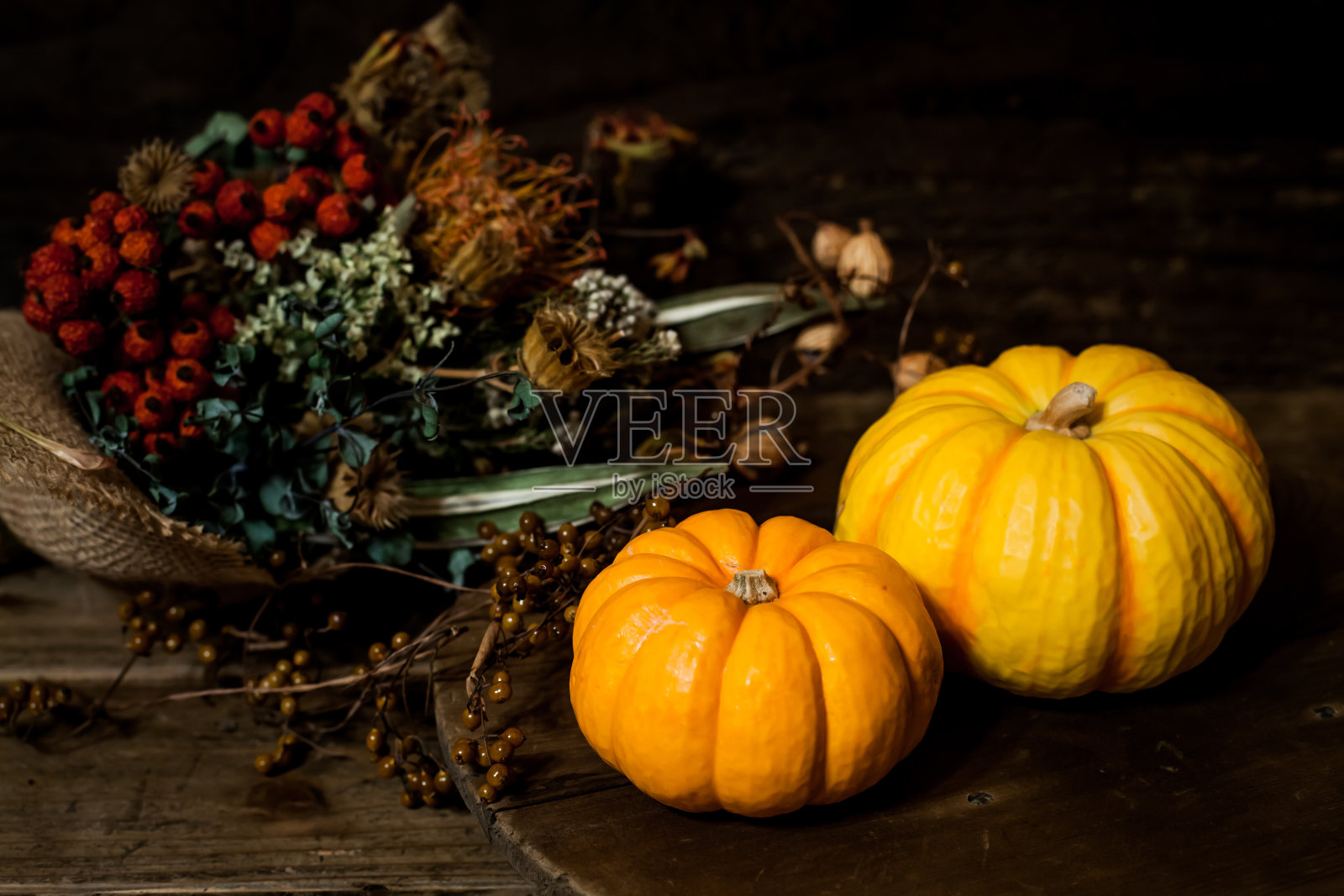 一束干花和橙色南瓜照片摄影图片