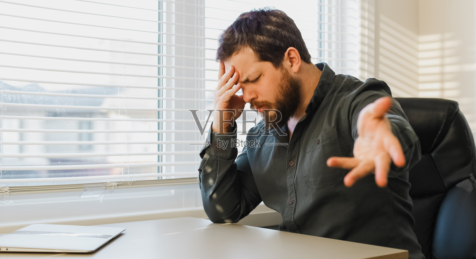 疲惫不堪的商人要求给予治疗和药物照片摄影图片