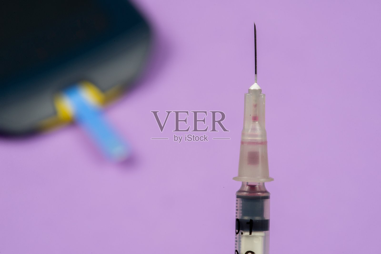 胰岛素注射器在前景照片摄影图片