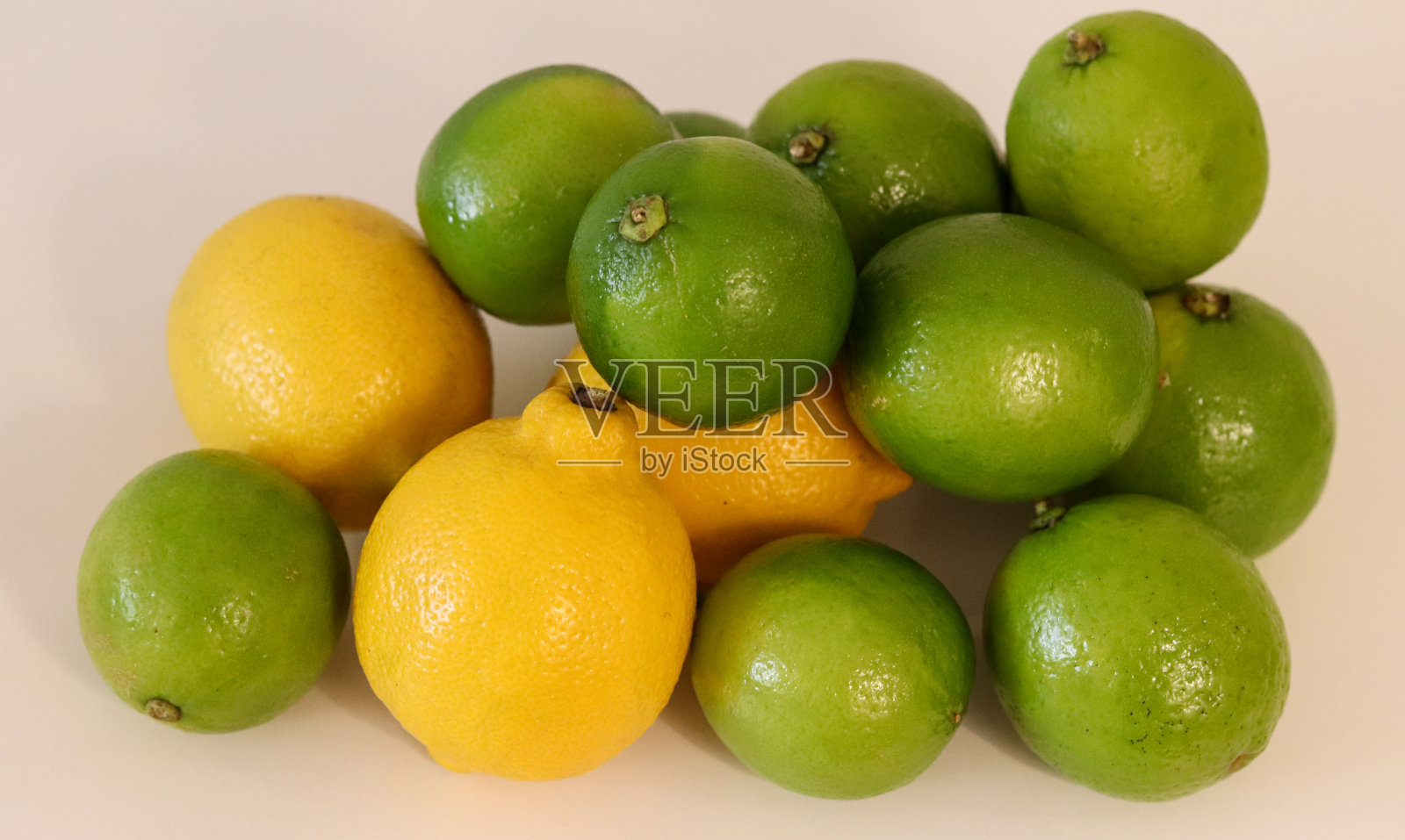 桌子上摆着漂亮的柠檬。维生素c富含维生素c的水果照片摄影图片