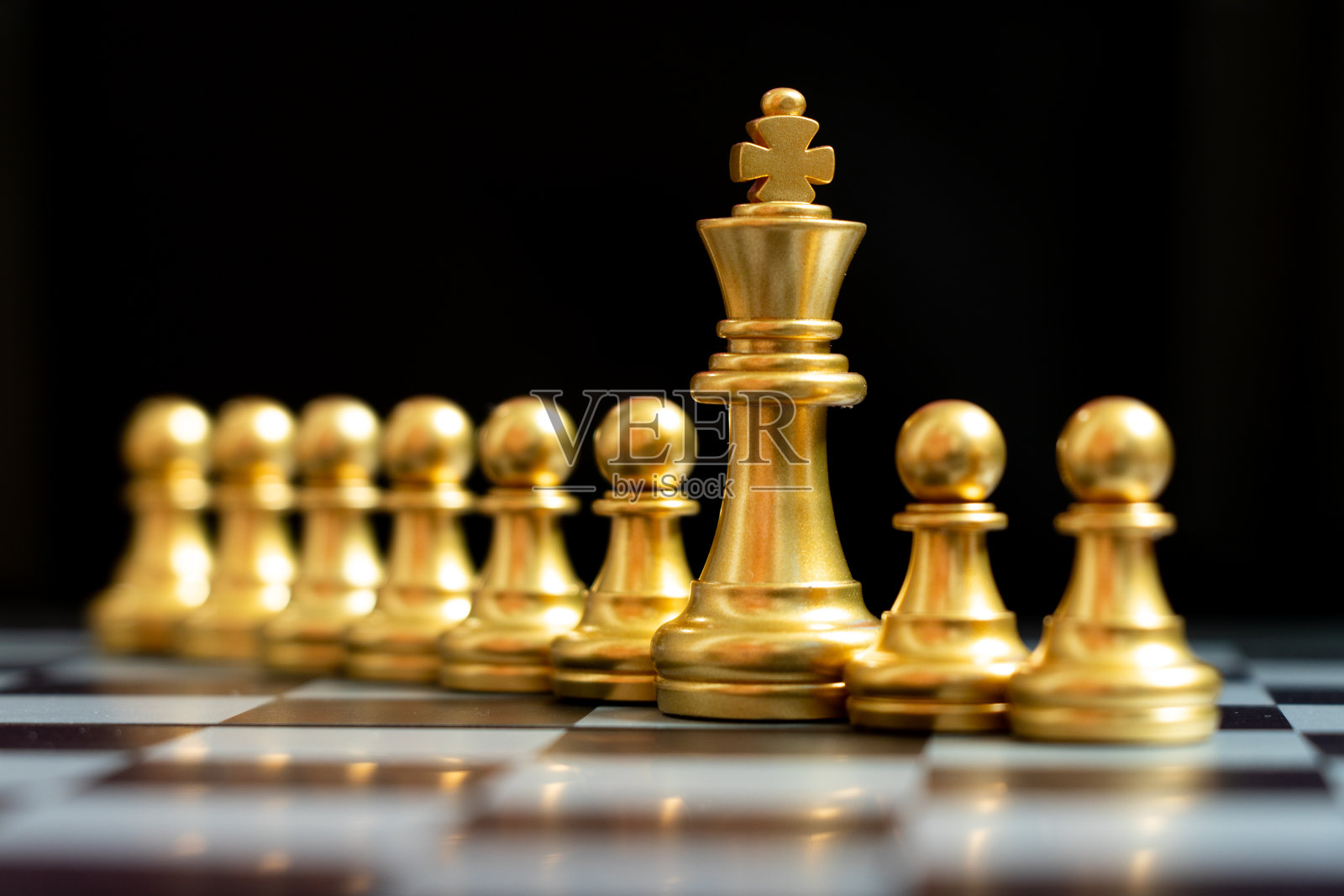 金王棋子和卒站在黑底上(团队合作、管理理念)照片摄影图片