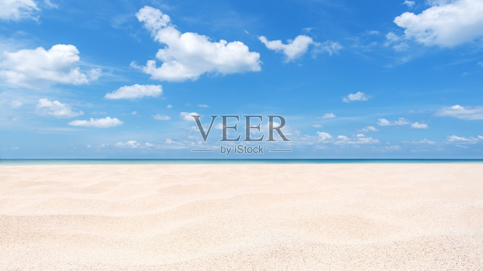 沙滩和大海与晴朗的天空背景照片摄影图片