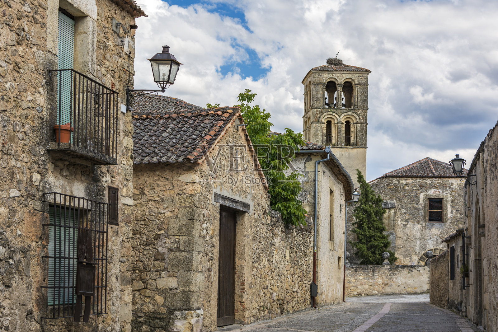 塞戈维亚省中世纪小镇佩德拉萨的街道(西班牙)照片摄影图片