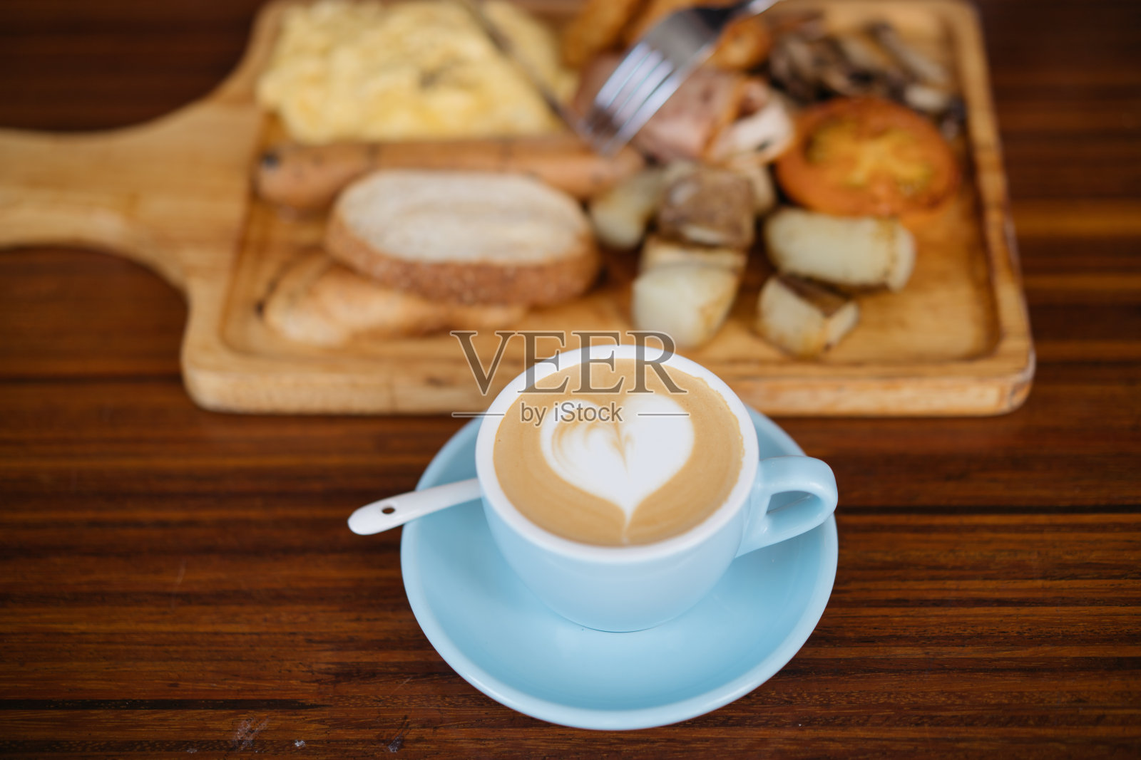 美味的拿铁咖啡和英式早餐放在餐桌上照片摄影图片