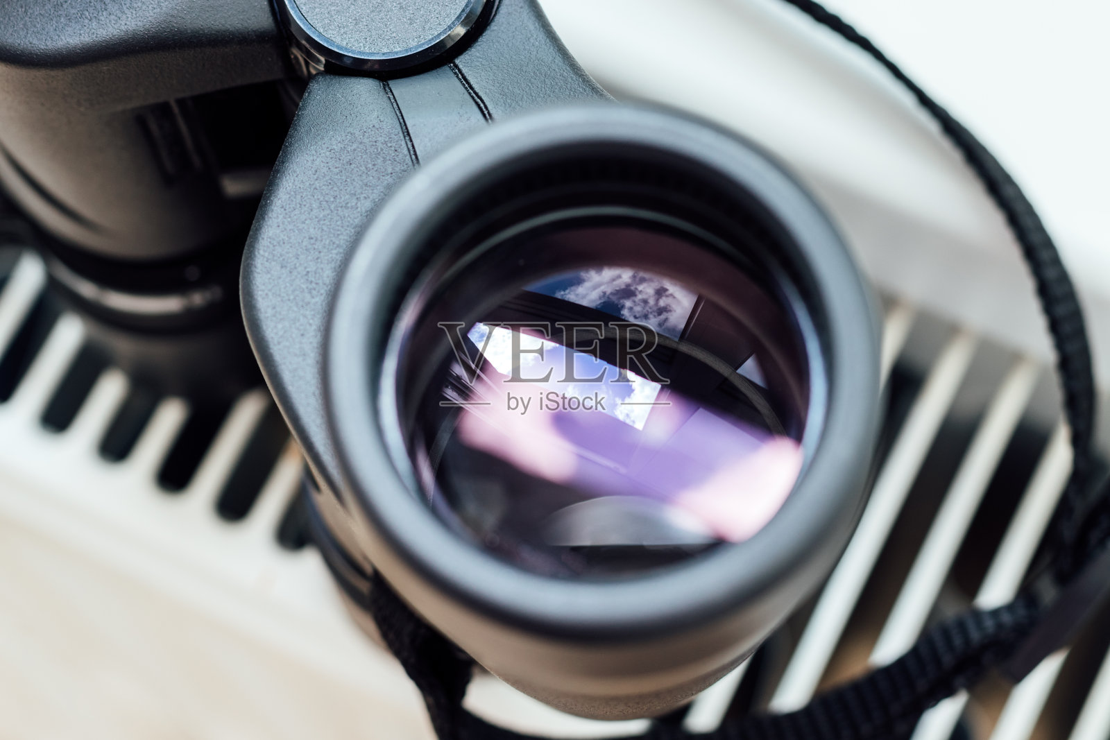 近景的双筒透镜与一个美丽的抽象反射。概念上的极简主义，观察环境或自然。有选择性的重点照片摄影图片