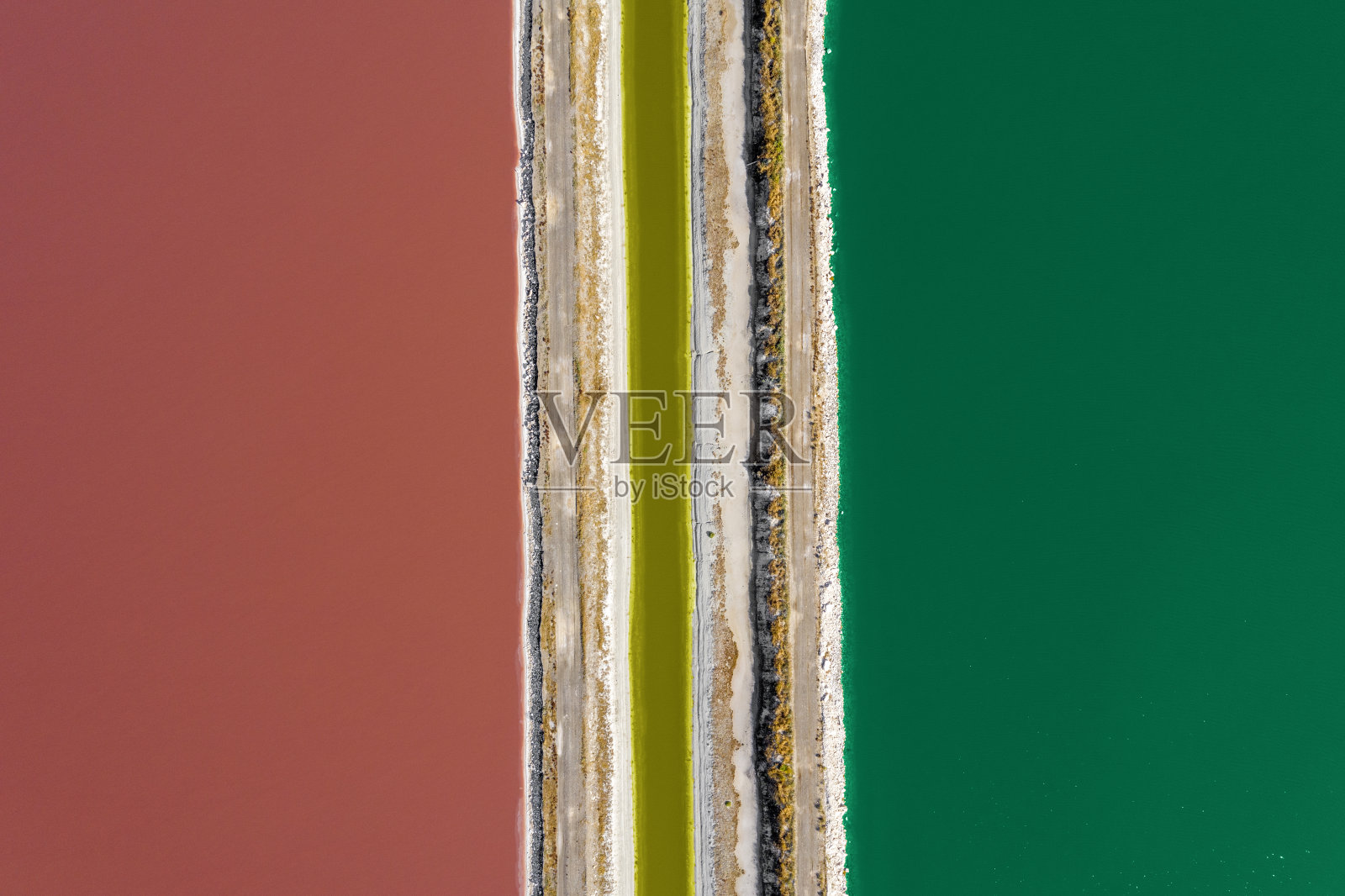 色彩斑斓的水产养殖池塘照片摄影图片