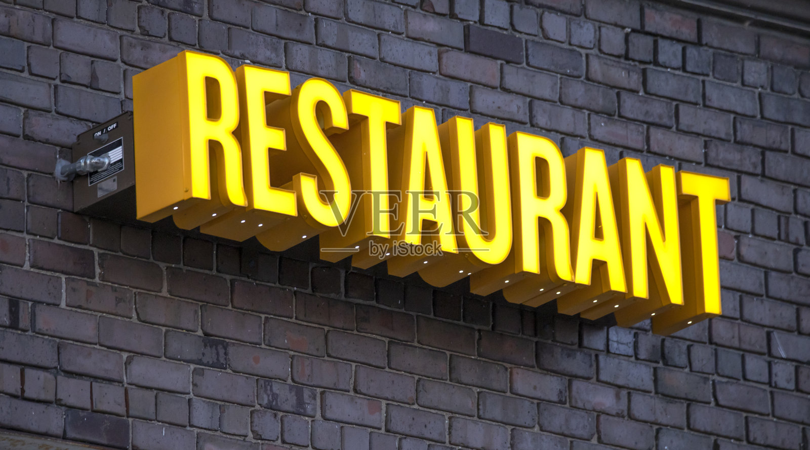 霓虹黄色餐厅招牌。照片摄影图片