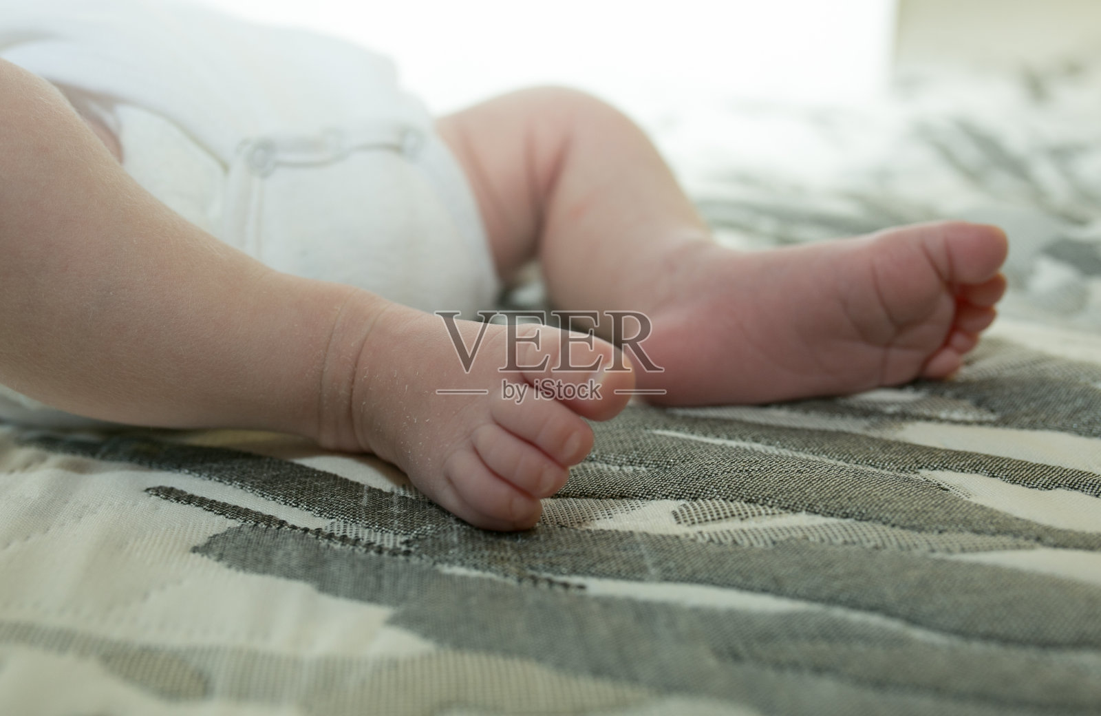 的孩子。婴儿。儿童保健。新生儿的小腿。照片摄影图片