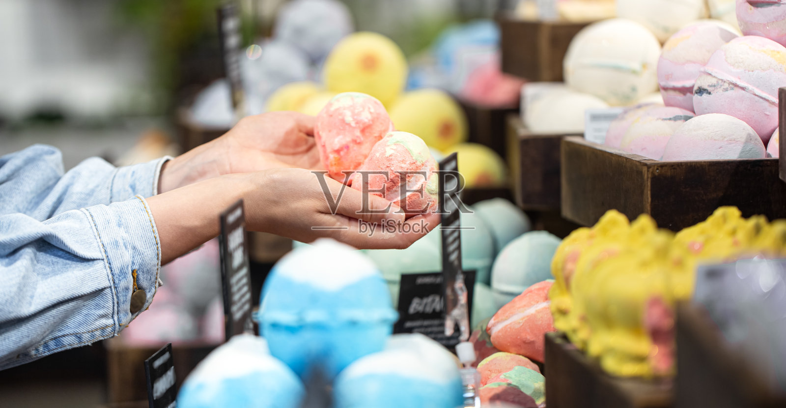 手工化妆品和浴盐炸弹照片摄影图片