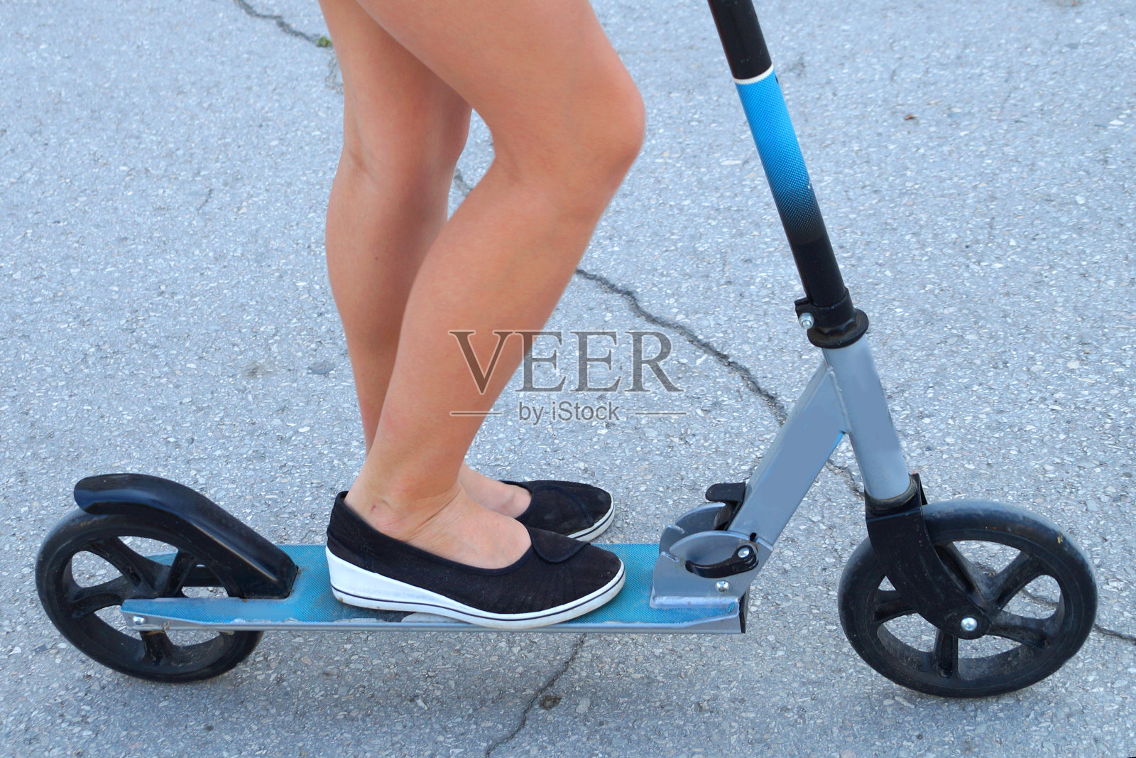 踏板车上女孩的腿，下面的照片照片摄影图片