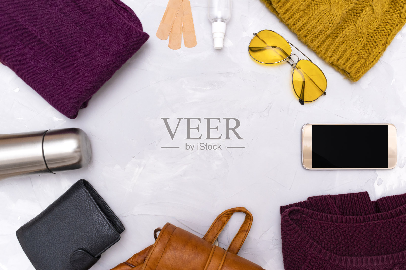 平铺旅行者配件和衣服在白色背景与空白的文字。顶视图旅行或度假的概念。秋天或春天照片摄影图片