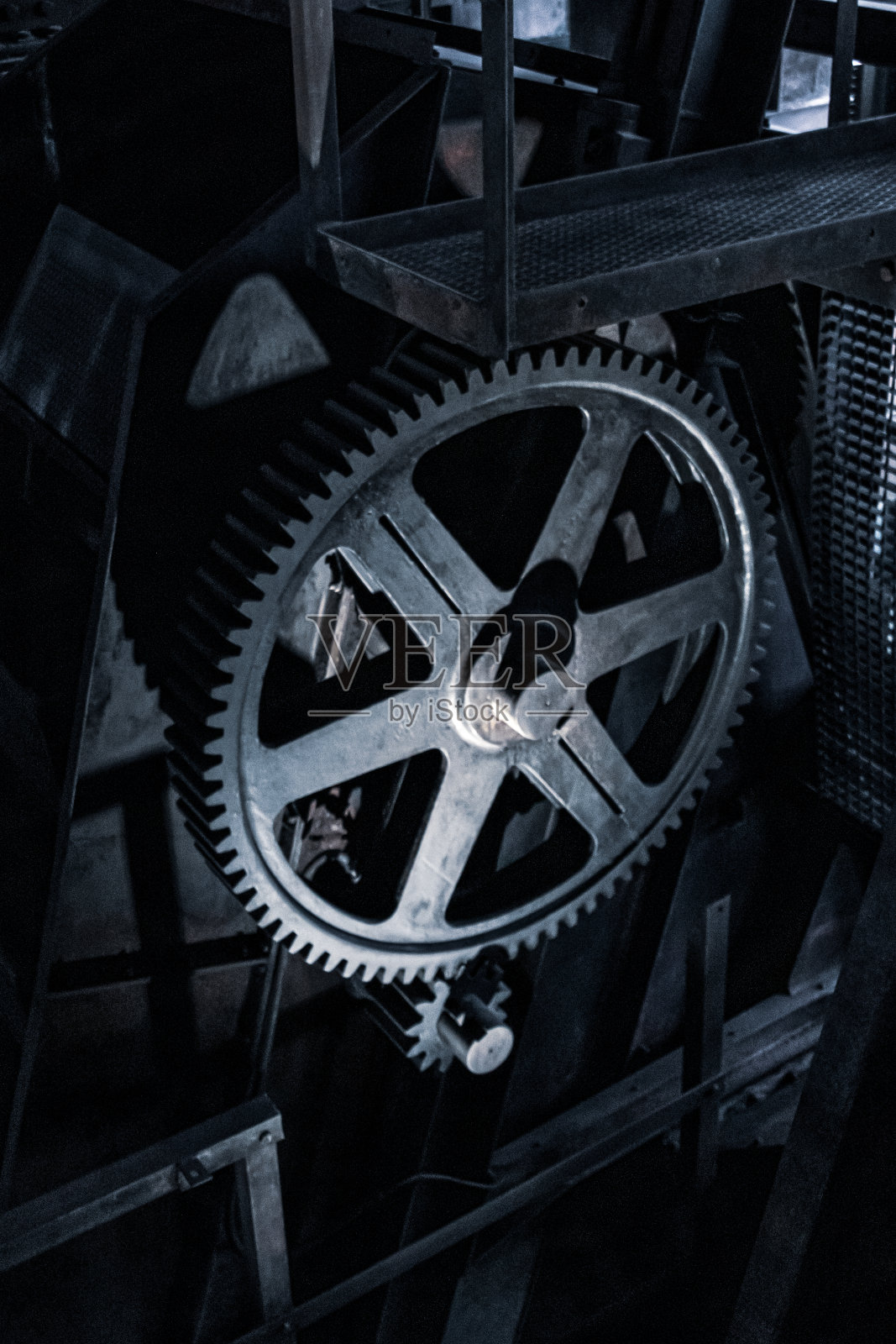 老工厂里巨大的发光齿轮照片摄影图片