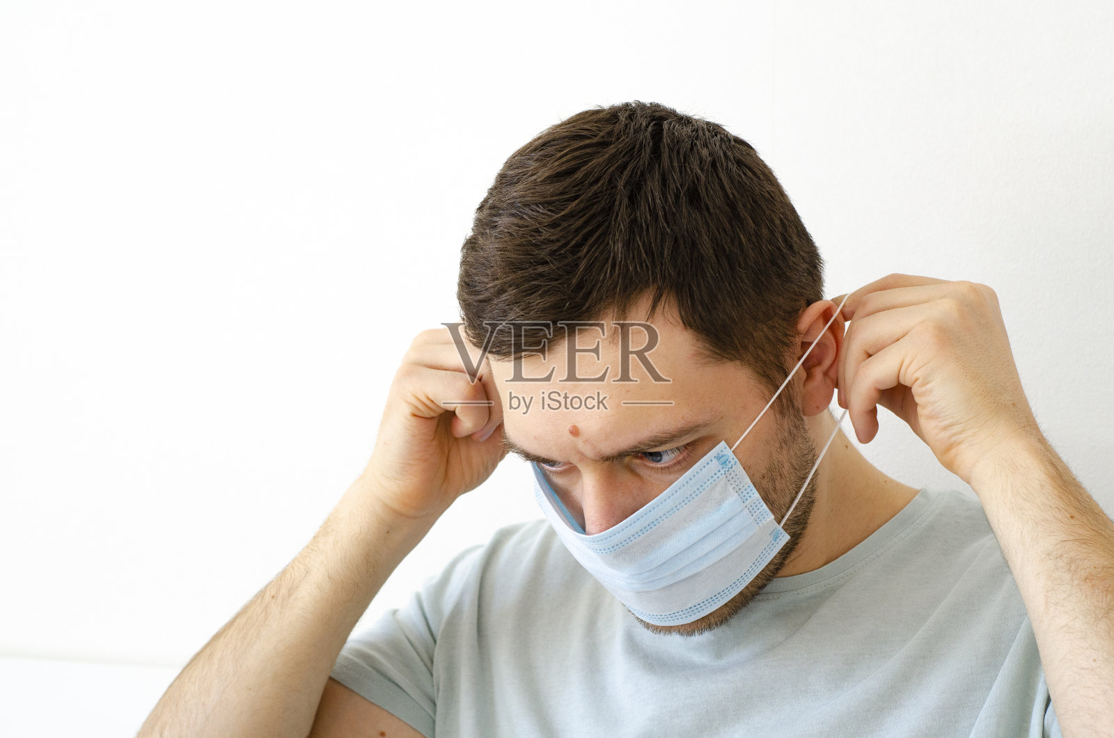 冠状病毒隔离。一个男人戴上了面具。病毒保护。照片摄影图片