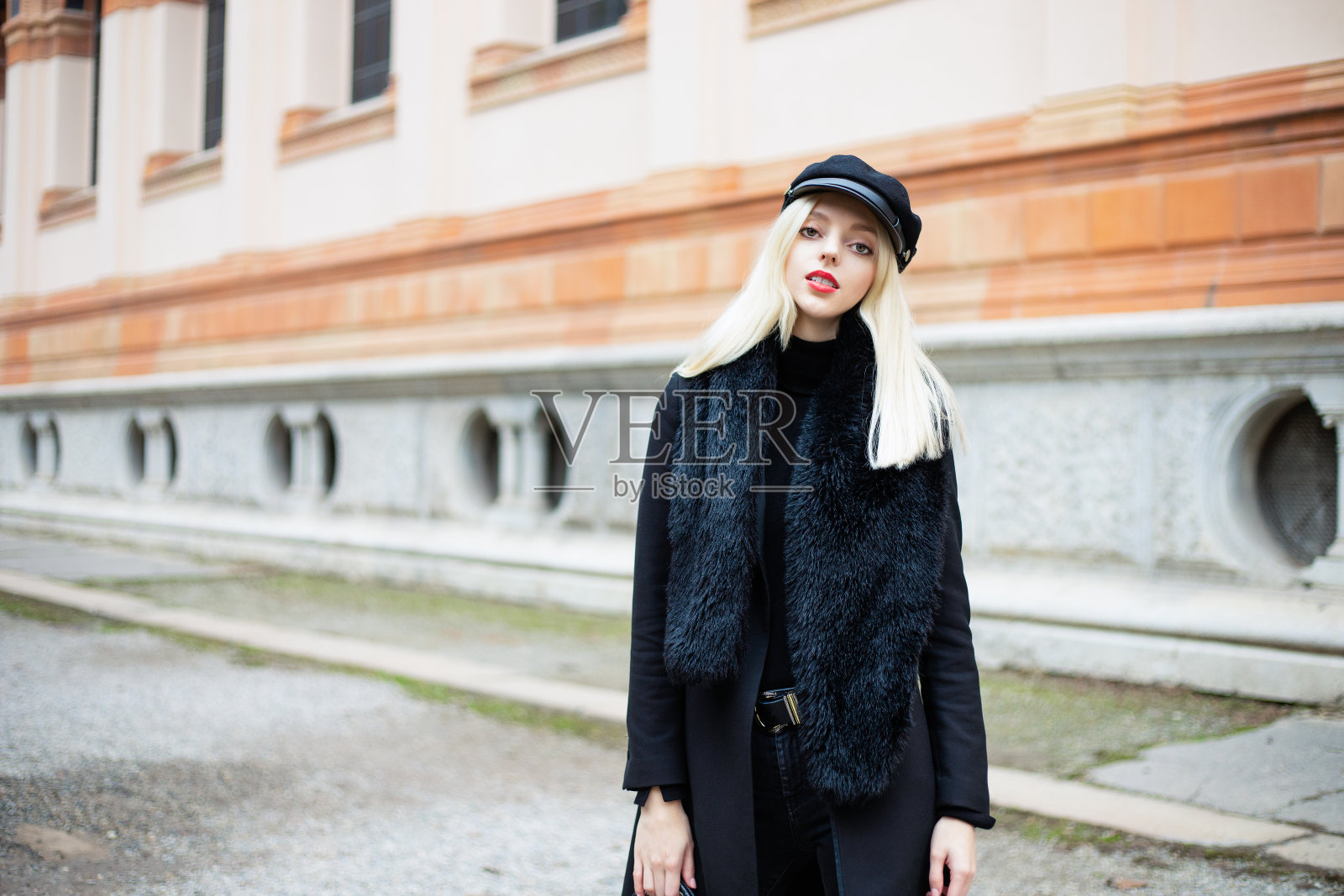 秋日里，年轻美丽的女子在公园里放松照片摄影图片