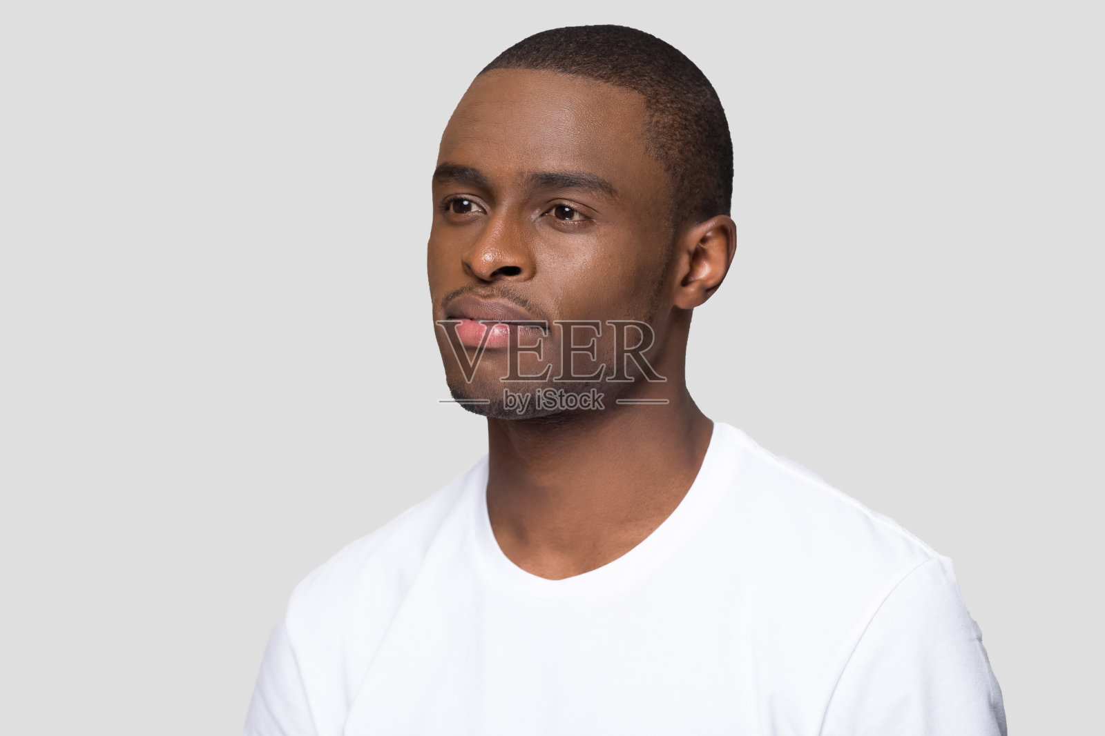 迷人自信的千禧一代非裔美国人的肖像照片摄影图片