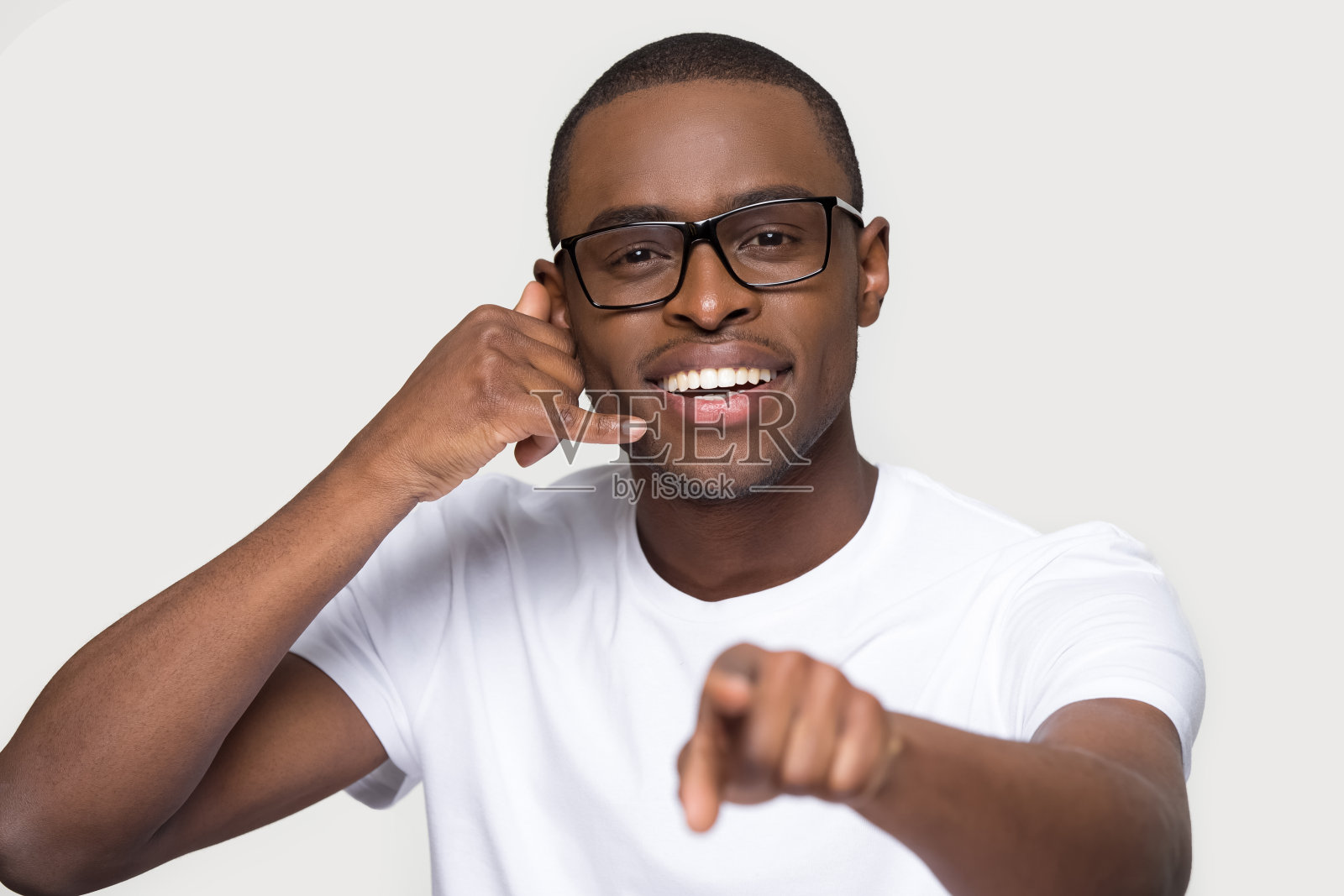 微笑的非裔美国人戴着眼镜显示叫我手势照片摄影图片