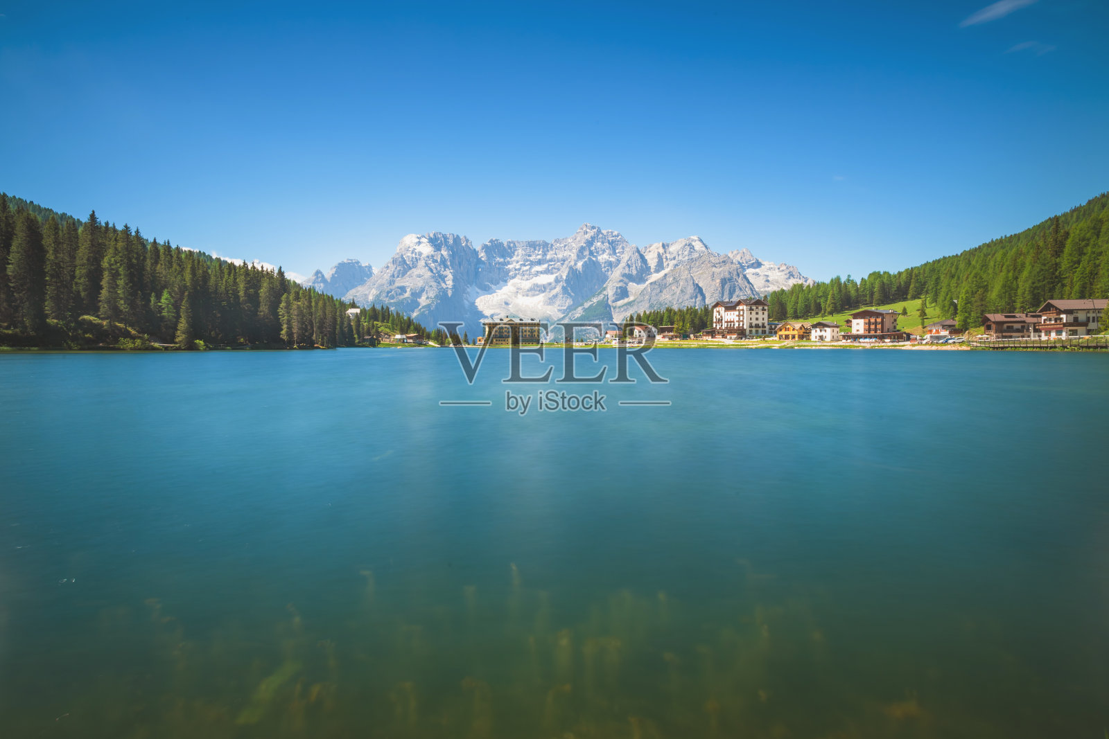 美丽的著名的米苏里纳湖在秋天日落在多洛米特，意大利。景观照片摄影图片