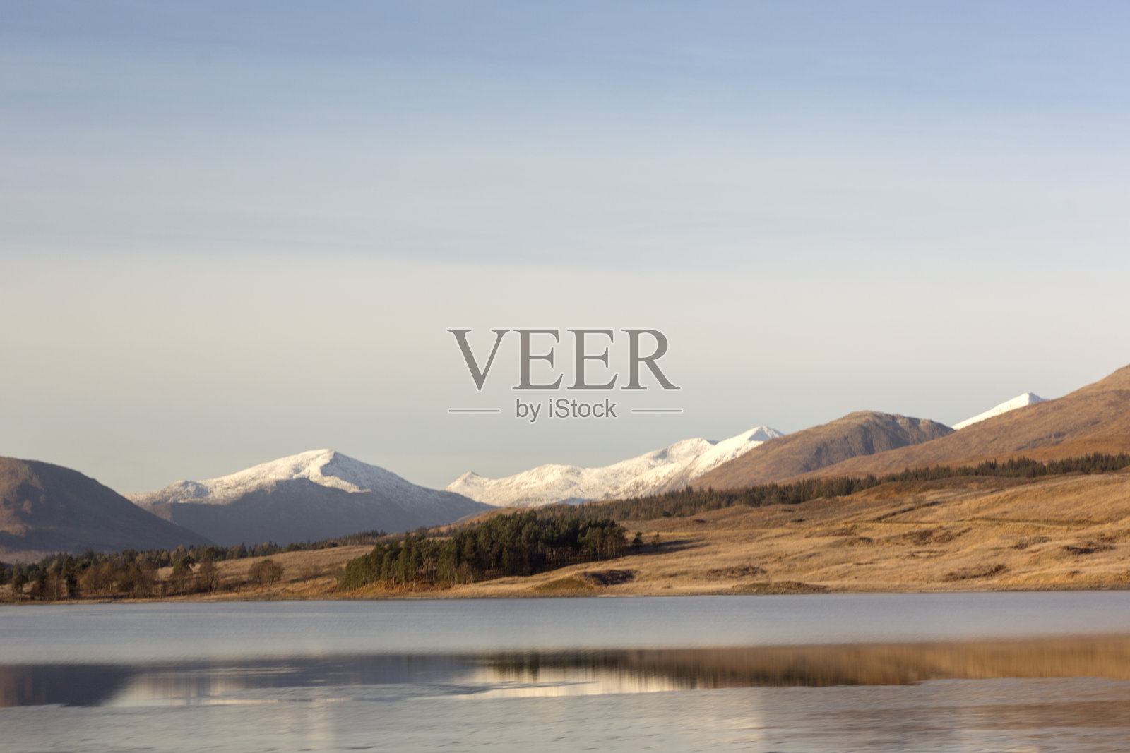 英国，苏格兰，洛蒙德湖公园的湖岸照片摄影图片