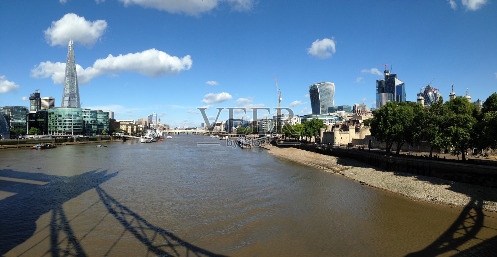 伦敦市和萨瑟克之间的泰晤士河照片摄影图片