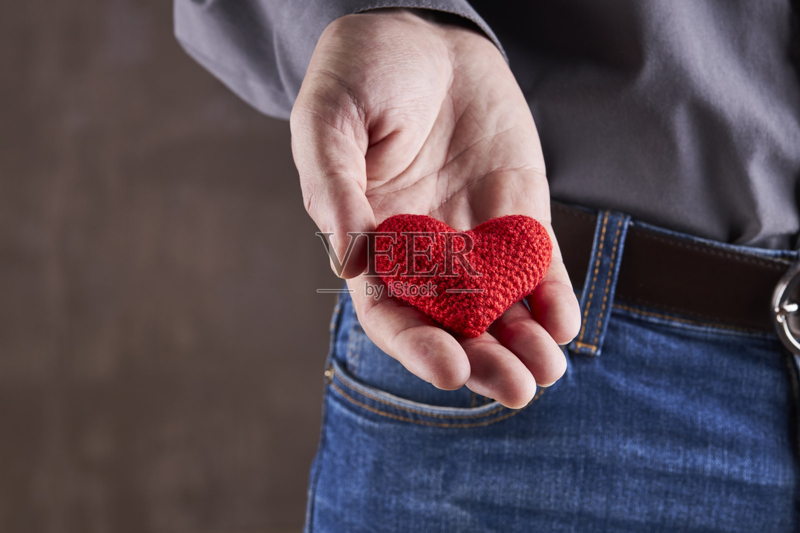 男人手持红心。真实的浪漫和爱的概念。照片摄影图片