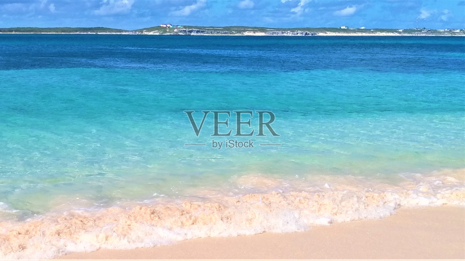 在加勒比海的大特克，清澈的大海，白色的沙滩，阳光明媚的度假氛围，令人惊叹的天堂般的环境照片摄影图片