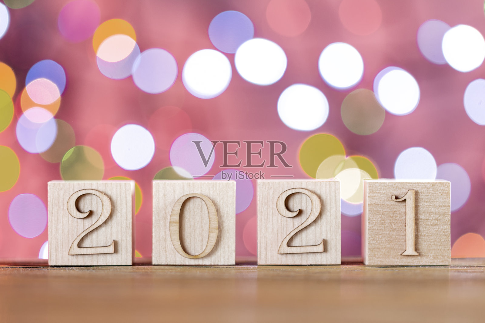 2021年新年快乐。带有数字的木方块。牛年。模糊的背景。照片摄影图片