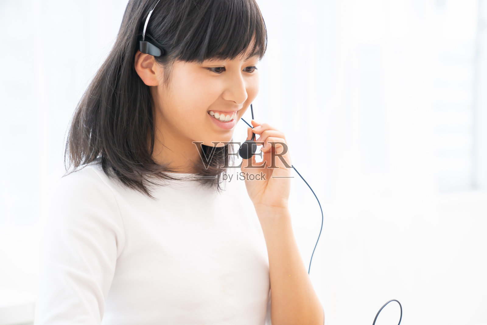 亚洲女孩用电脑学习照片摄影图片