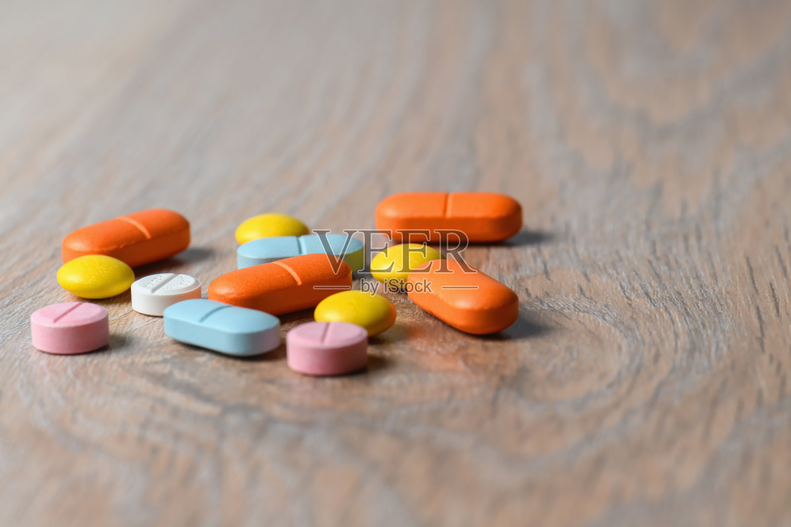 各种颜色的药片近距离放在桌上。保护和治疗冠状病毒感染的概念。副本的空间。照片摄影图片