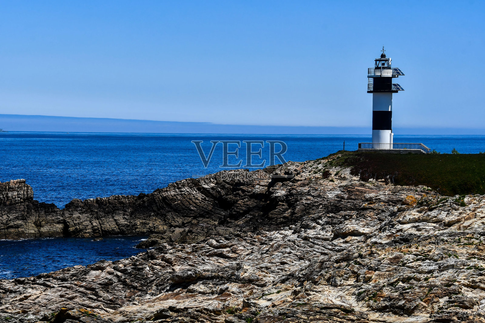 海岸上的灯塔，照片作为背景，在西班牙北部，加利西亚，西班牙，欧洲照片摄影图片