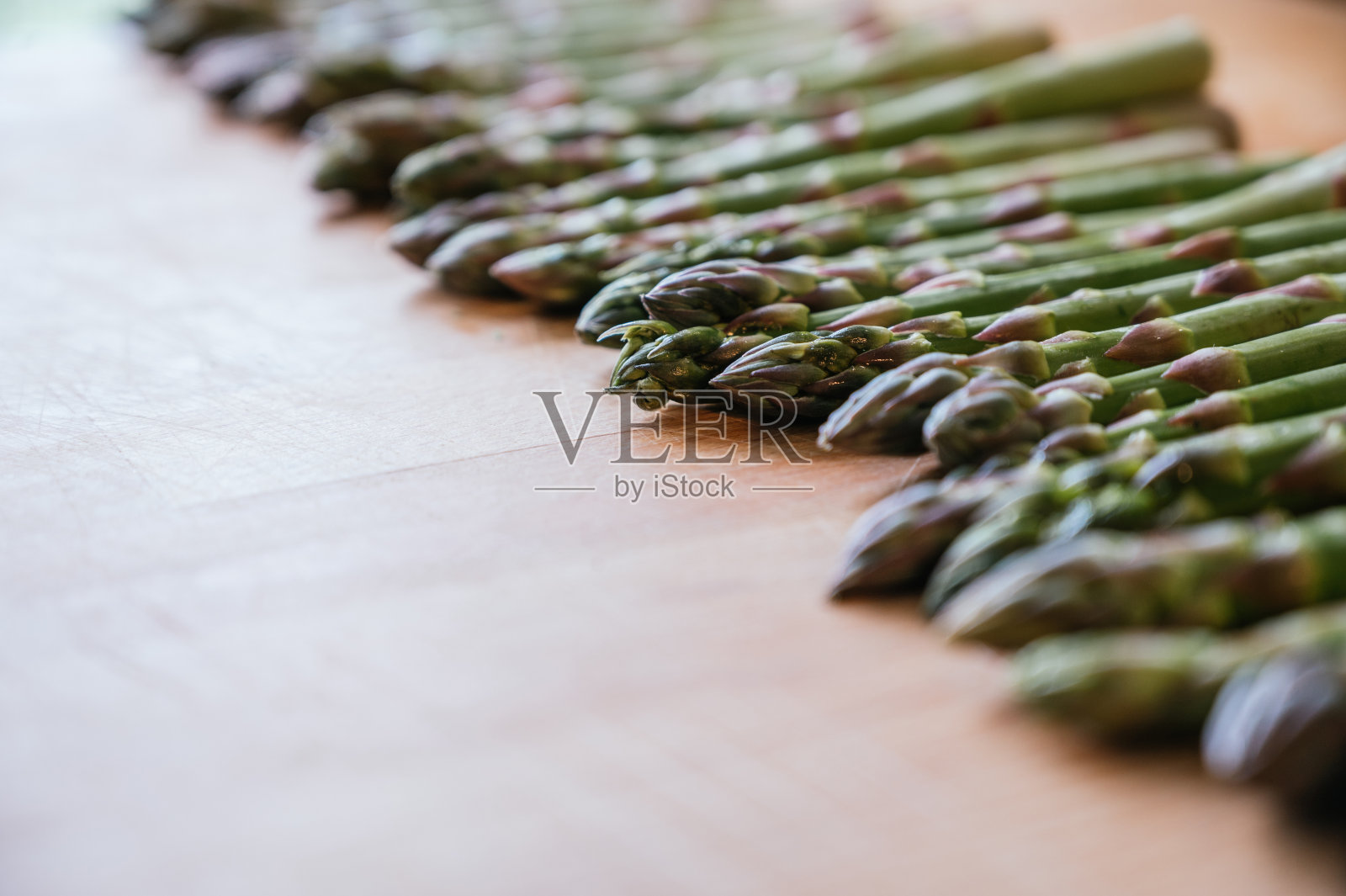 木桌上放着芦笋照片摄影图片