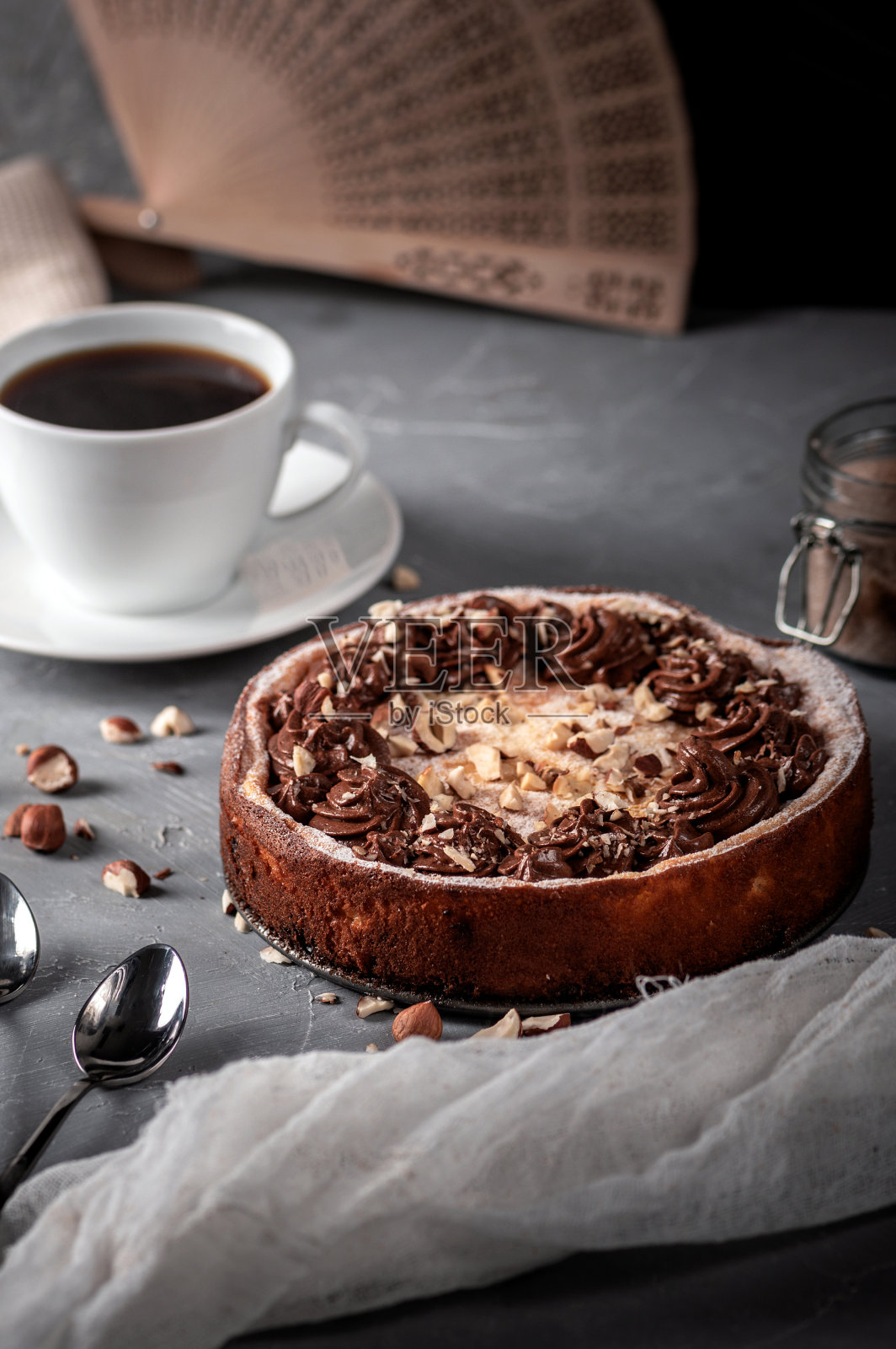 自制的坚果和巧克力甘纳许蛋糕照片摄影图片