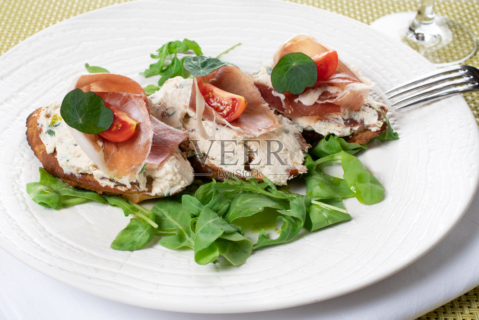 传统意大利小点心，意式烤面包配奶油芝士和火腿，新鲜小吃照片摄影图片