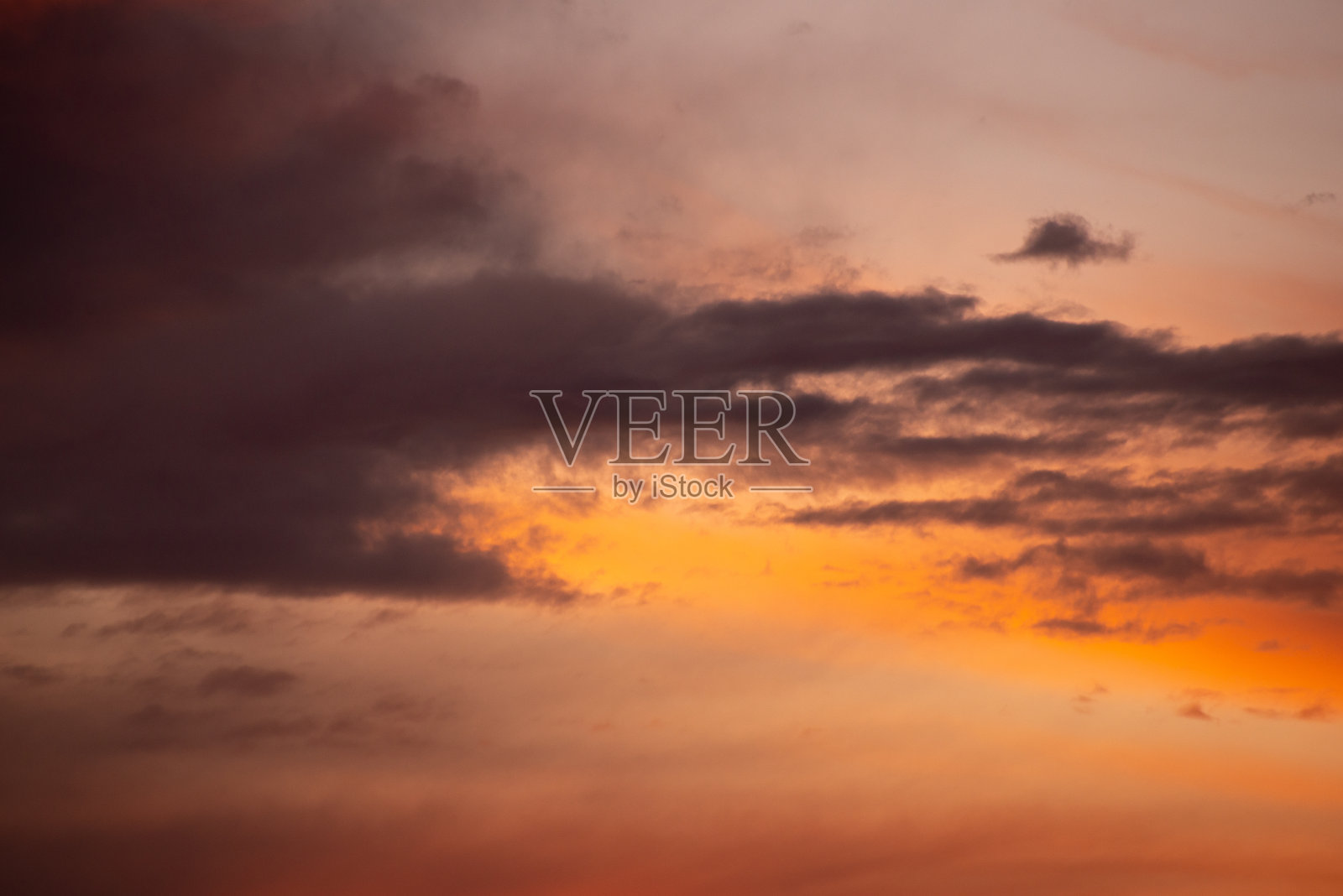 傍晚日落时，粉红色的云合上了照片摄影图片