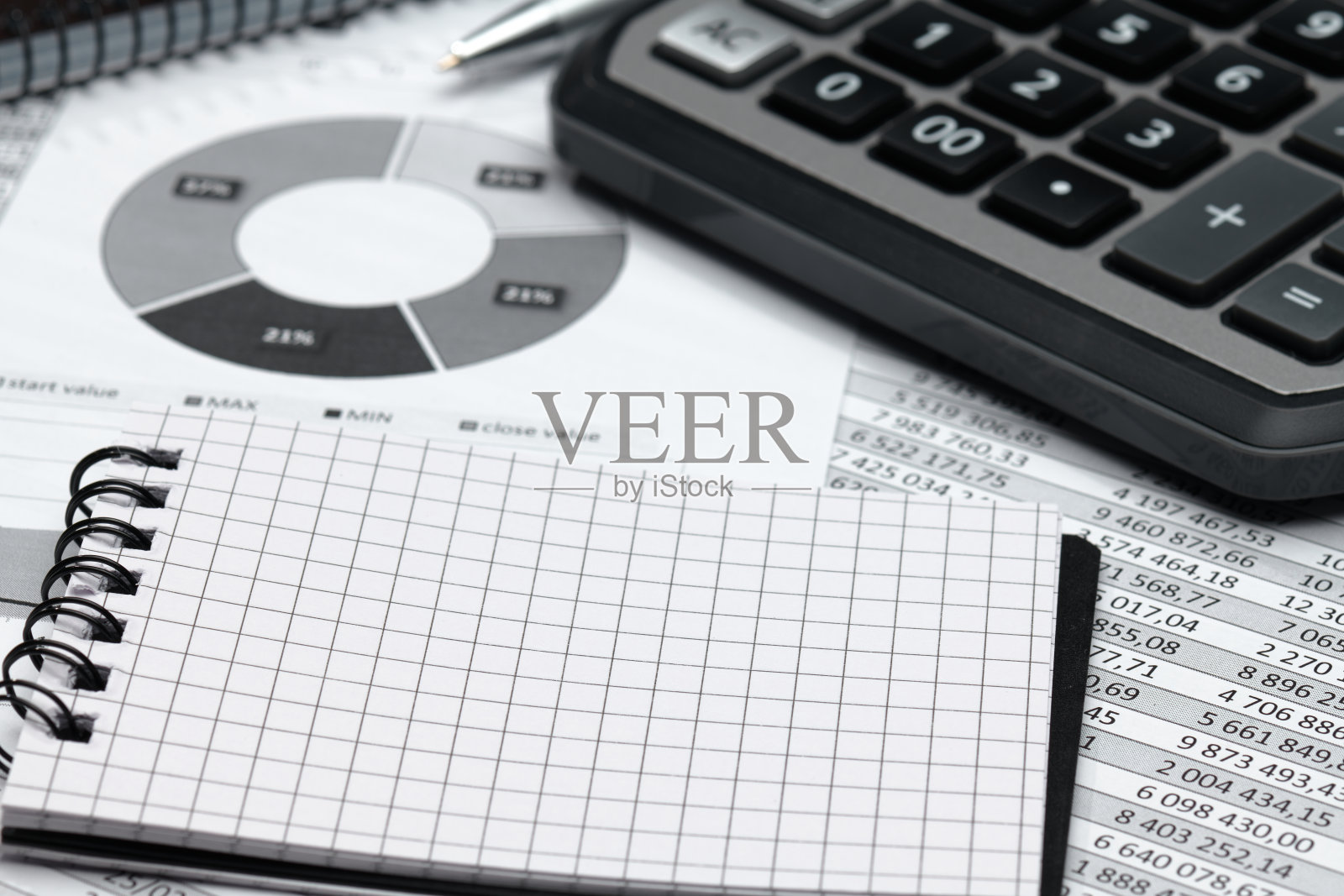 商务办公台面特写-财务报表、分析会计、套文件、图表、各种项目记帐、计算器照片摄影图片