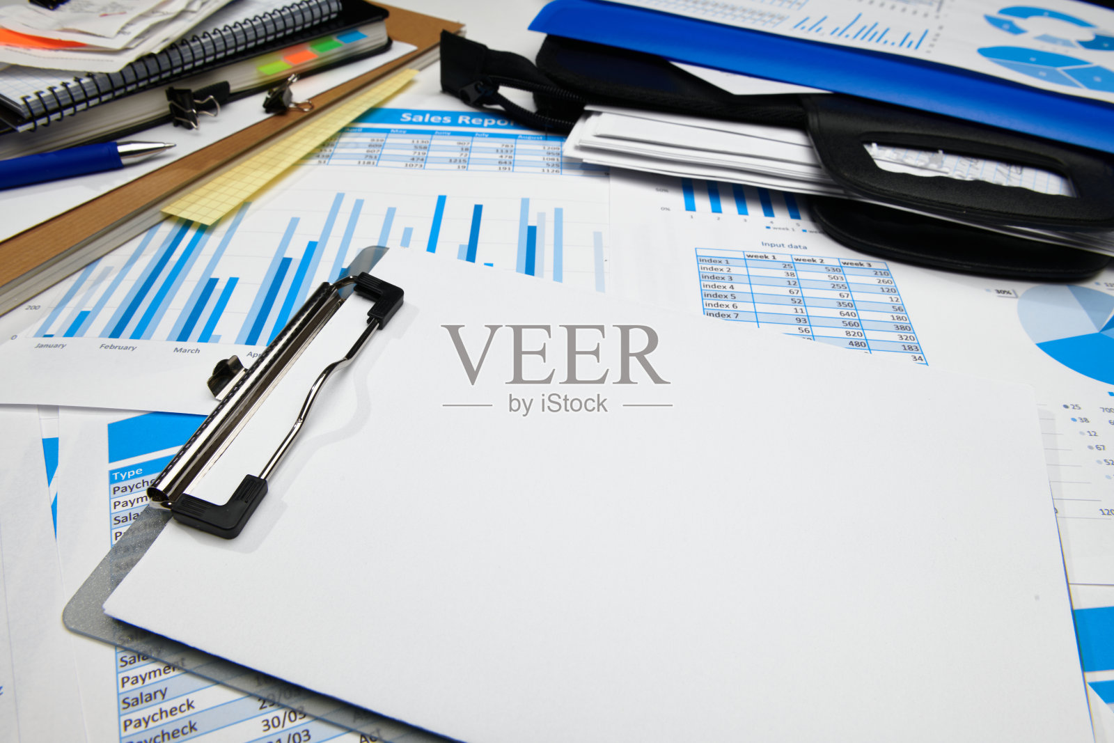 商务办公台面特写-财务报表、分析会计、套文件、图表、各种项目记帐、计算器照片摄影图片