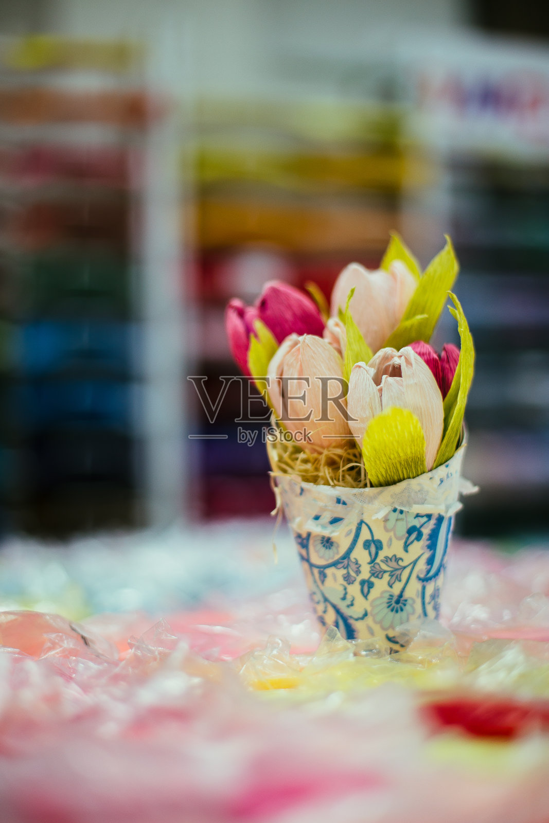 Foamiran是一种用于制作人造手工花的装饰性泡沫材料。装饰纸的花照片摄影图片