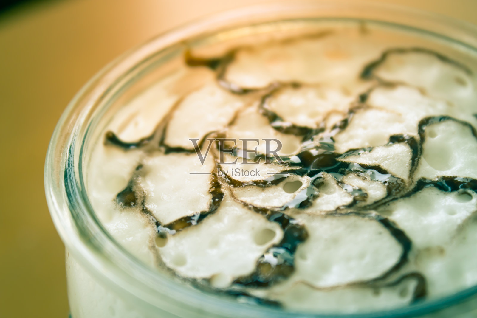 牛奶泡沫上的摩卡咖啡和巧克力艺术照片摄影图片