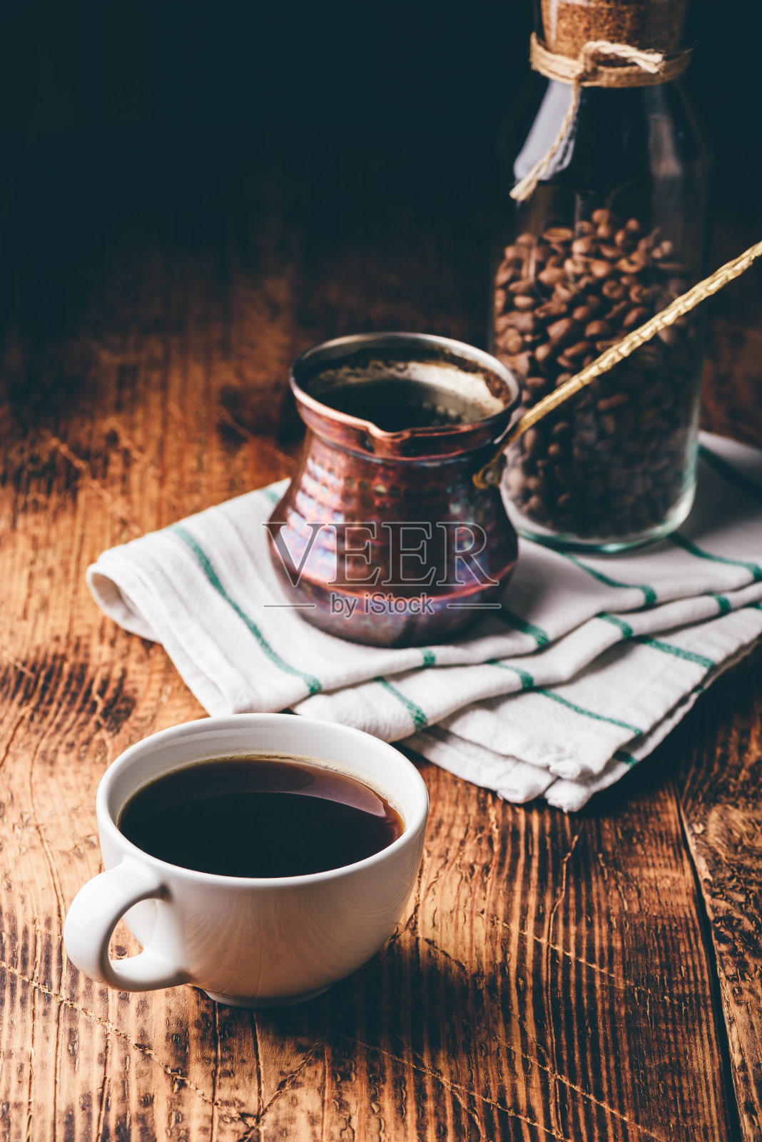 木桌上放着一杯黑咖啡照片摄影图片