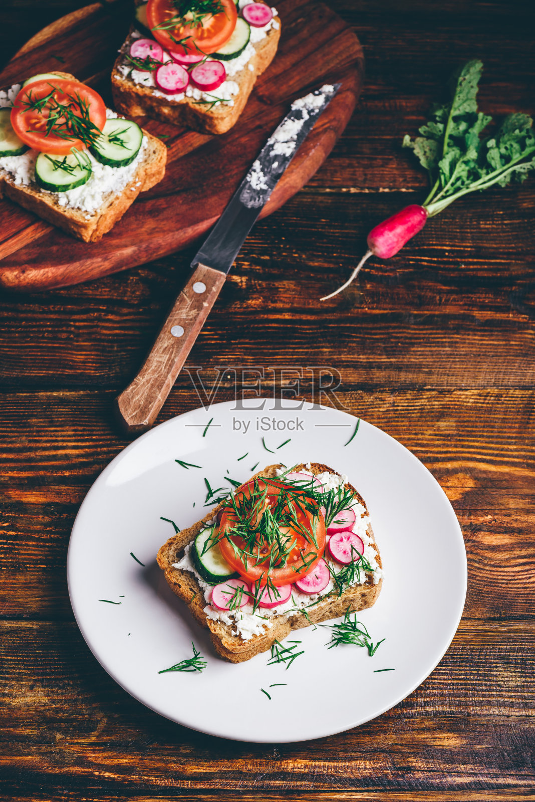 素食三明治配新鲜蔬菜照片摄影图片