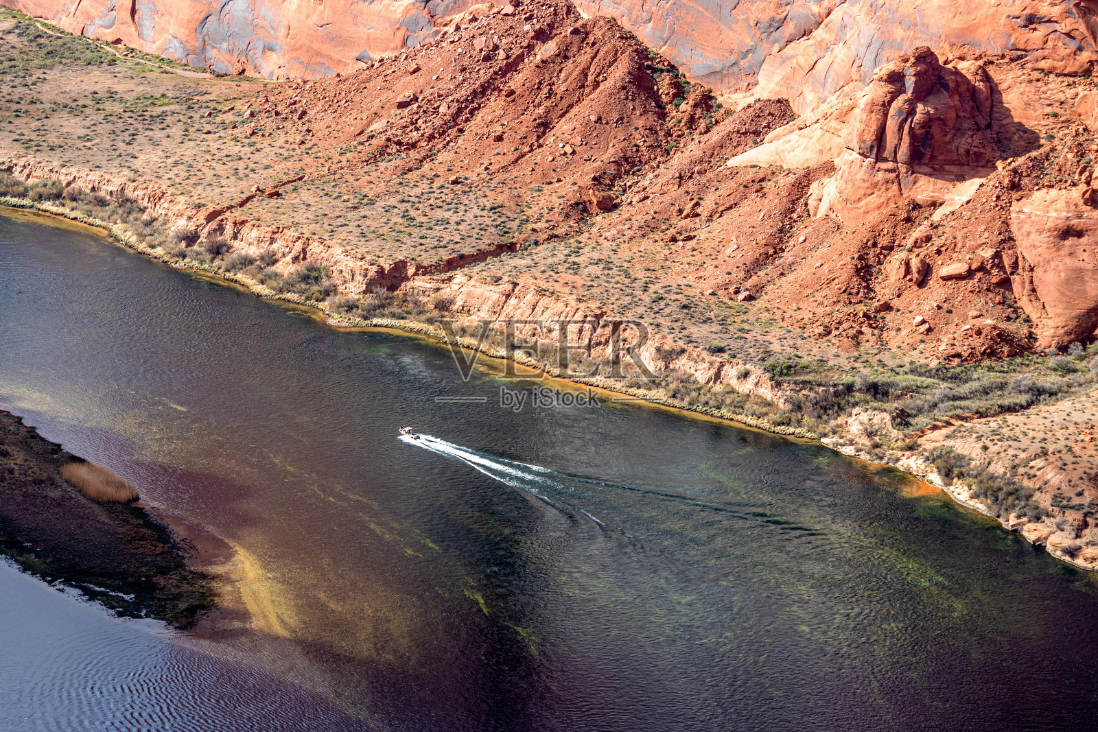 河流船呼啸通过科罗拉多，马蹄弯道，佩奇，AZ照片摄影图片