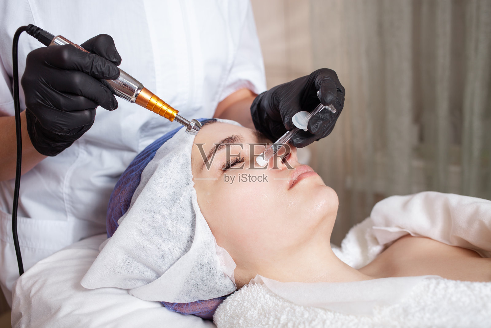 美容师做电穿孔手术照片摄影图片