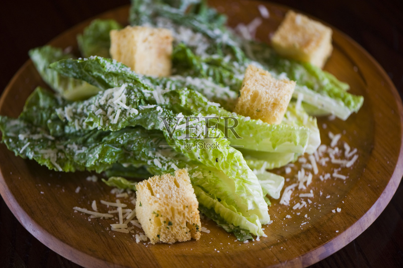 凯撒沙拉。沙拉配培根肉、脆炸土豆和煎蛋。经典的法式，意大利或美国餐厅沙拉，羽衣甘蓝，比布生菜，杏仁，核桃，西红柿，培根，蓝奶酪，鳄梨，鸡蛋拌橄榄油。照片摄影图片